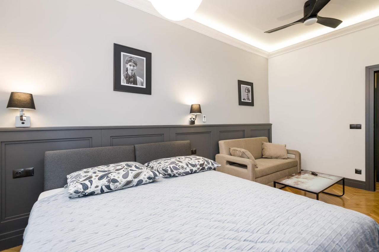 Luxury At The Main Square Apartment *
